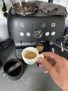 Espressomachine met een verse espresso eronder