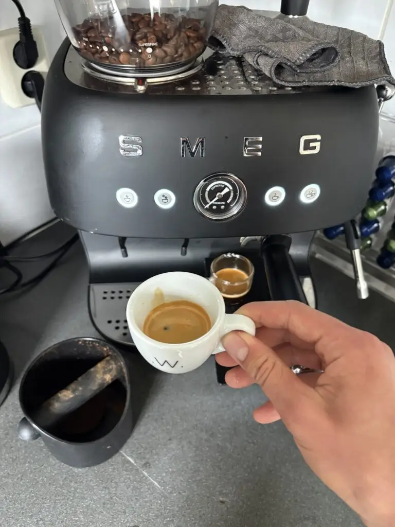 Espressomachine met een verse espresso eronder