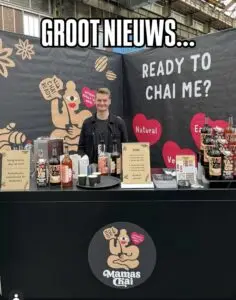 Jordy achter de stand van Mama's Chai