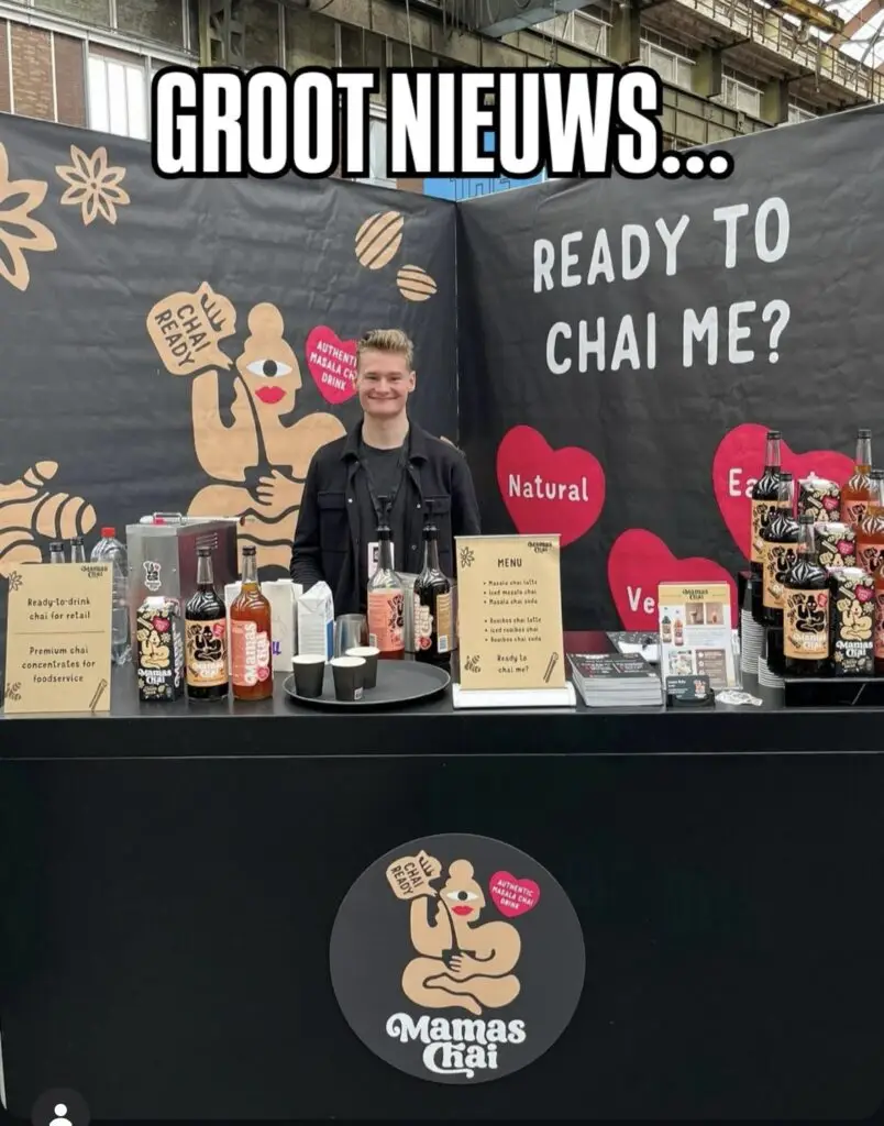 Jordy achter de stand van Mama's Chai