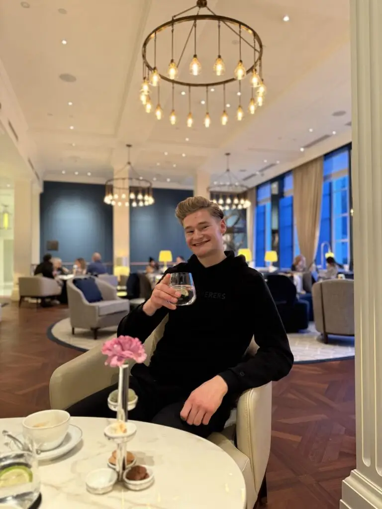 Jordy met een koffie in een hotellounge