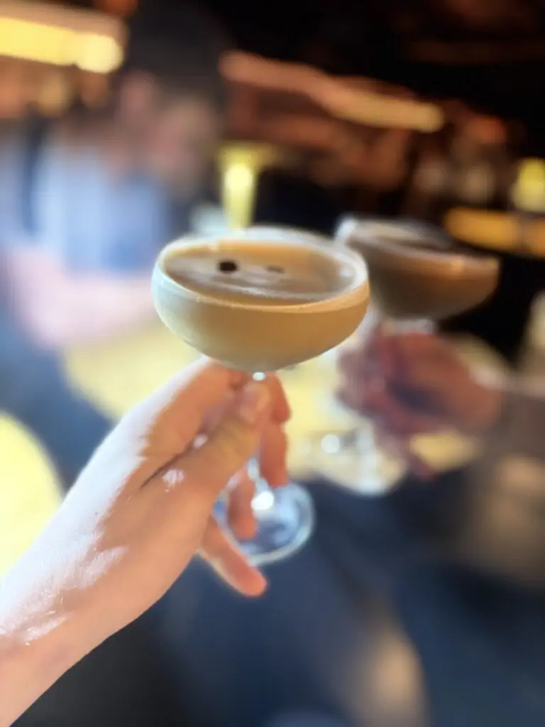 Espresso martini in een coupe glas