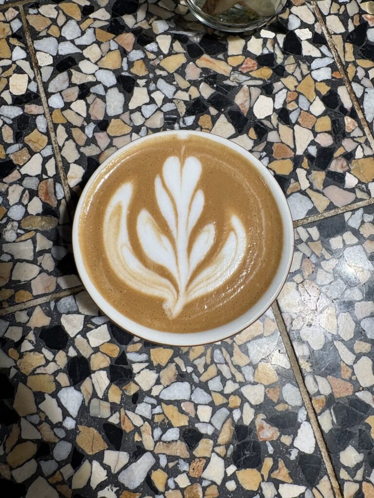 Cappuccino met latte art op een terrazzo tafel