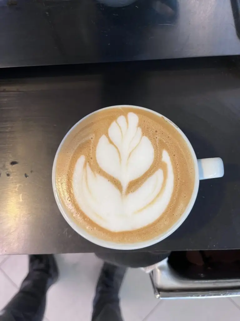 Latte art tulp in een witte kop