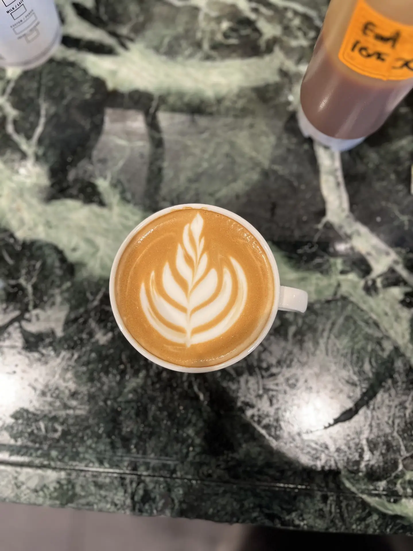 Latte art in een kop koffie, zwart-wit gefotografeerd