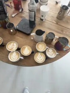 Melkkannen en kopjes klaar voor een koffieworkshop