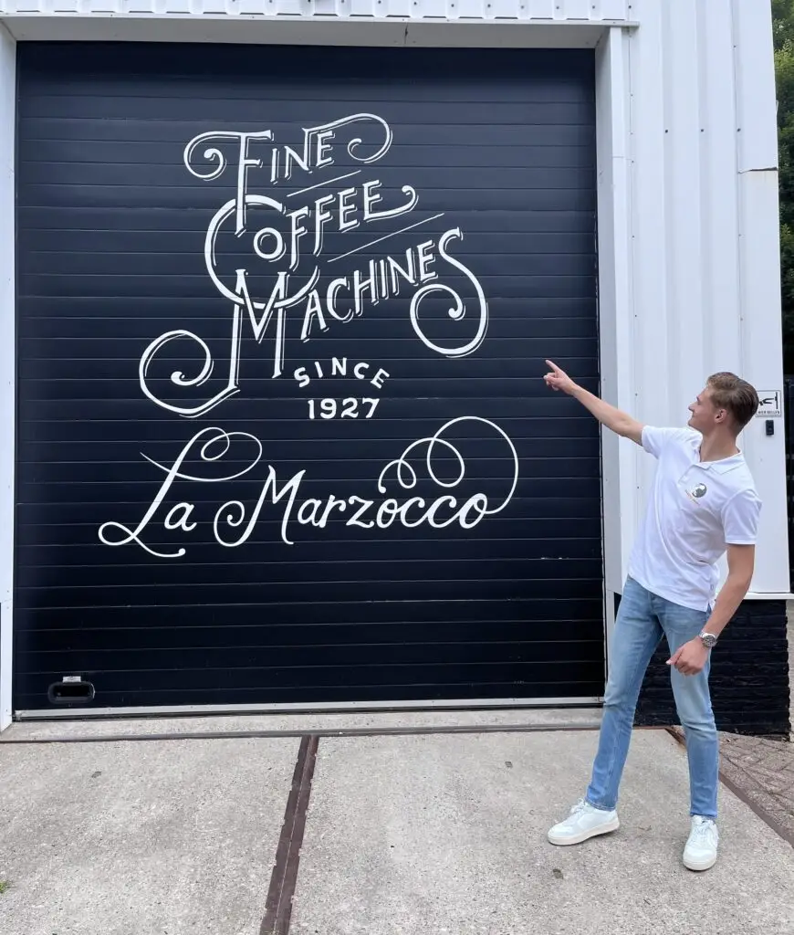 Jordy bij de fabriek van La Marzocco