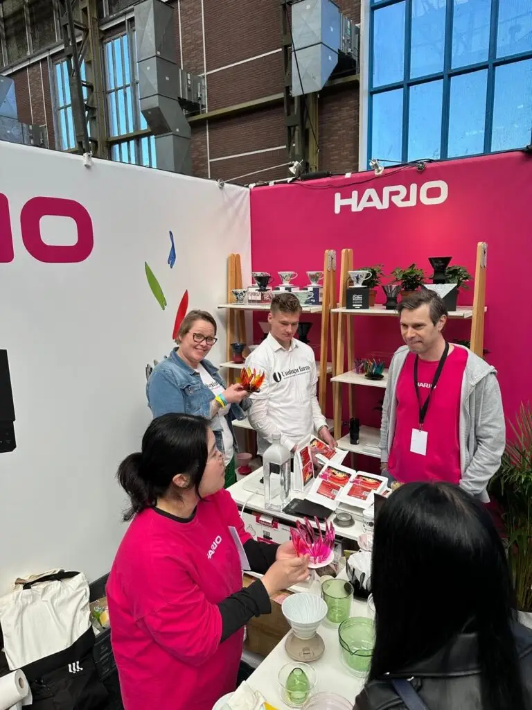 Jordy op een koffiebeurs bij de stand van Hario