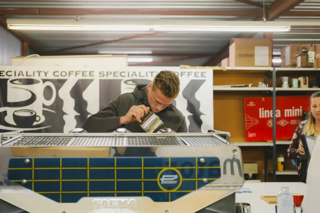 Jordy achter de espressomachine in de cupping room