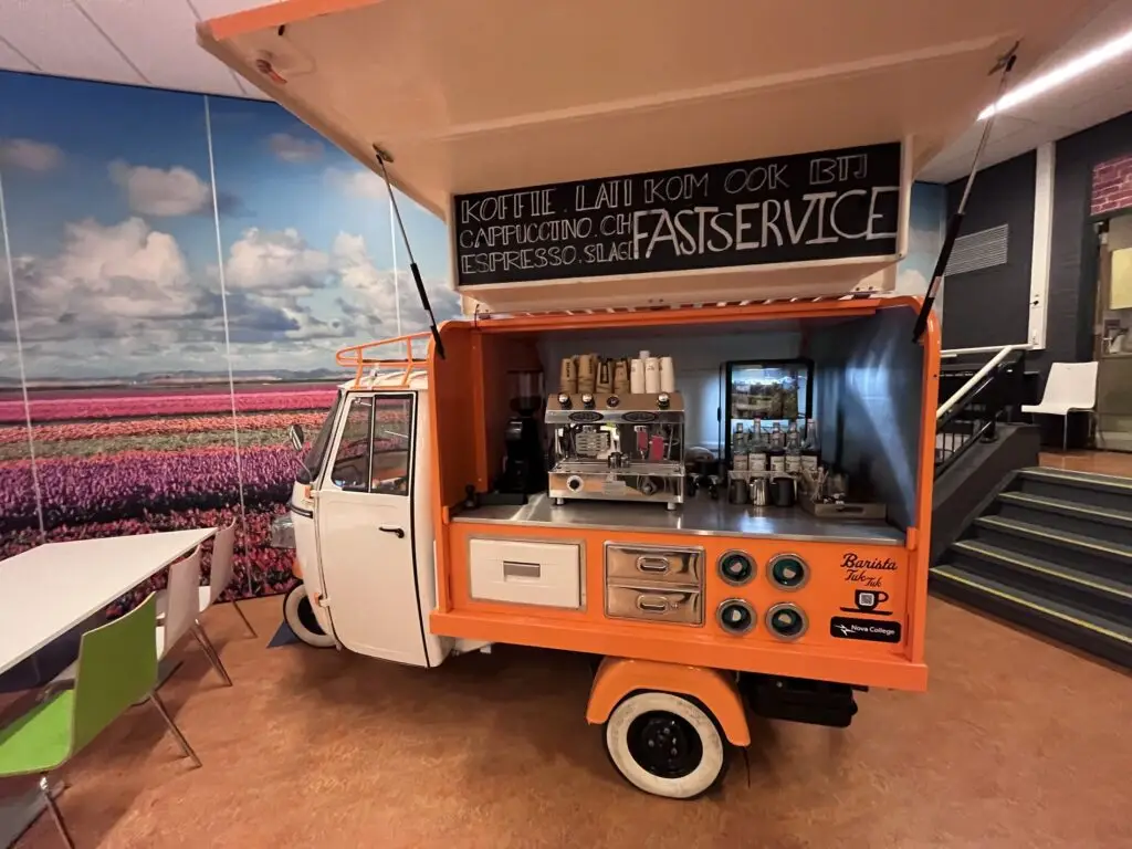 Mobiele koffiekar waar Jordy koffie zet