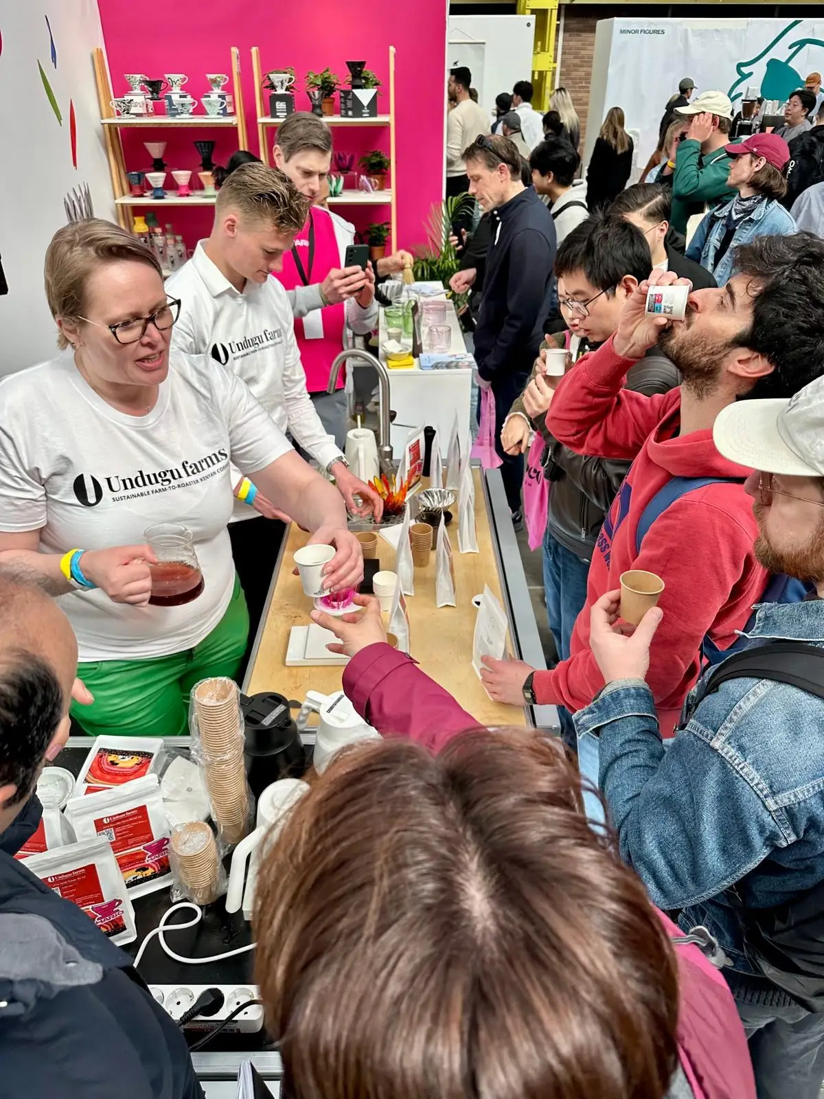 Gasten aan de koffiebar tijdens een zakelijk event
