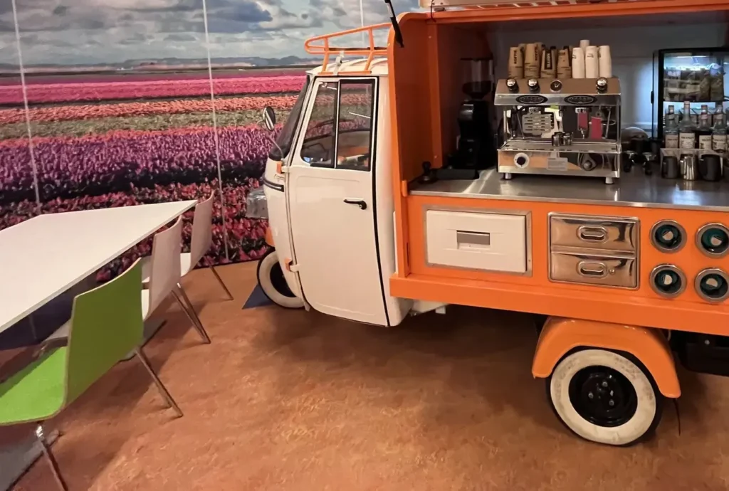 Mobiele koffiekar met espressomachine op locatie