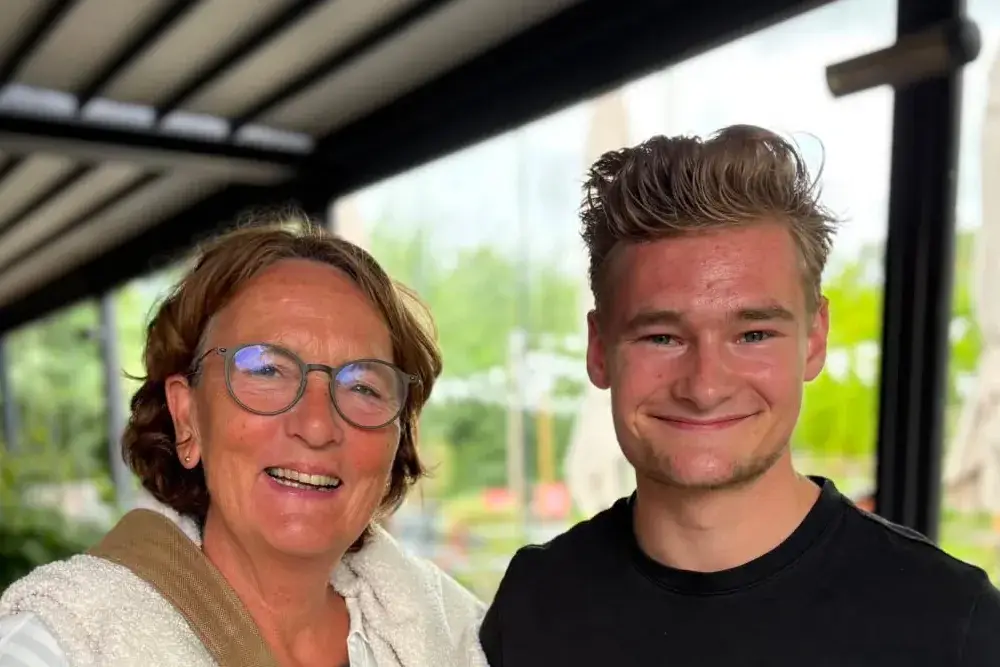 Barista Jordy samen met een gast op een feest