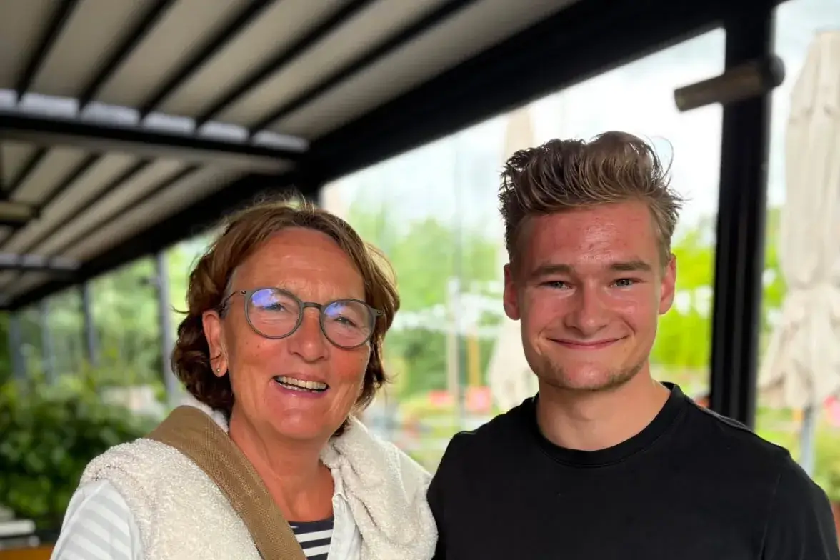 Barista Jordy samen met een gast