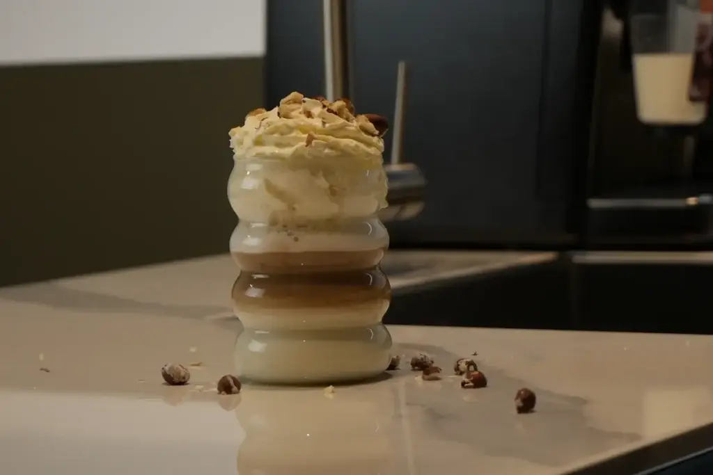 Gelaagde koffie met slagroom en hazelnoot