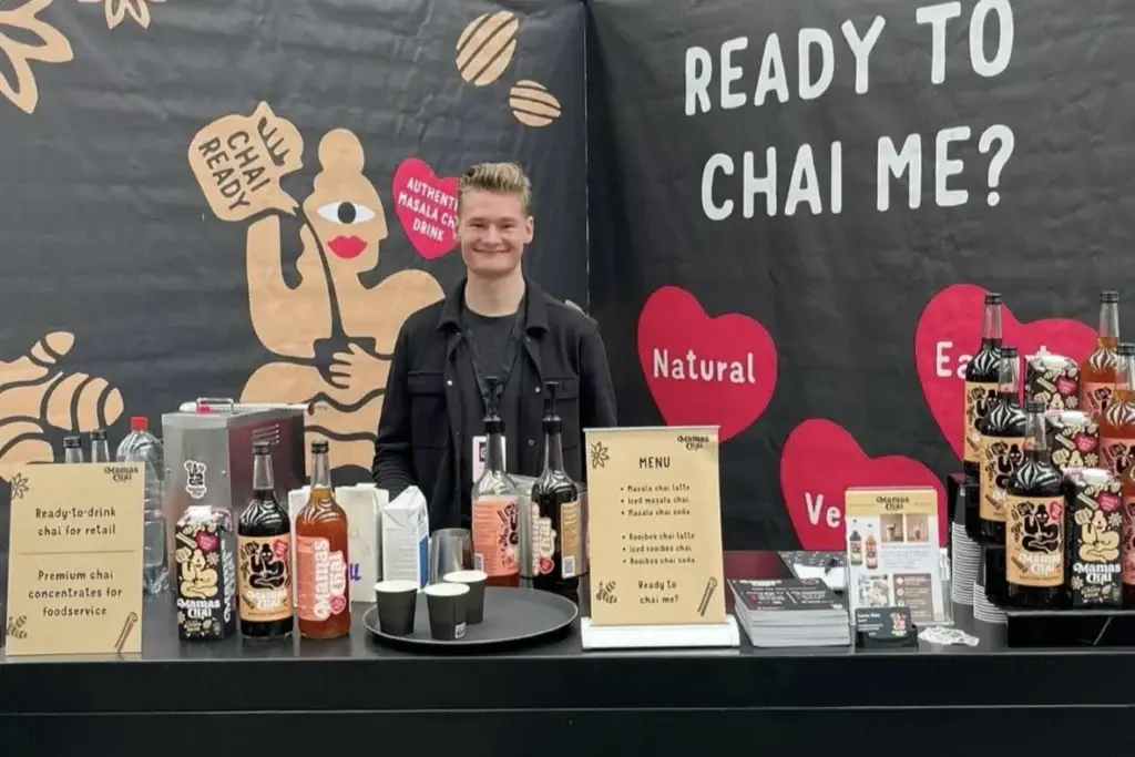Jordy achter de stand van Mama’s Chai