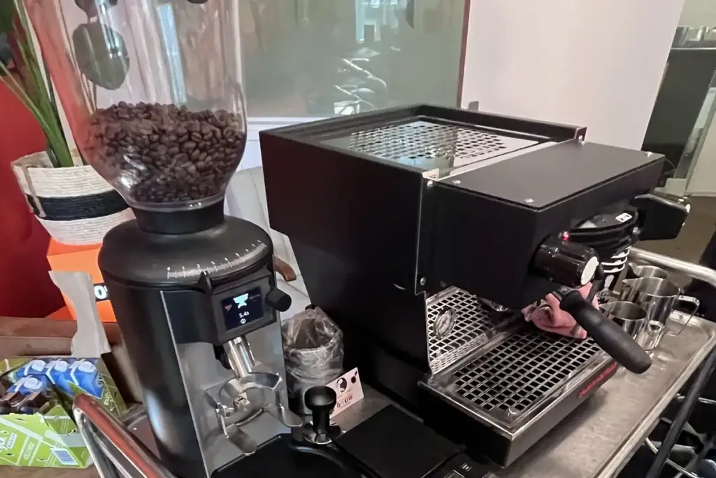 Mobiele opstelling met koffiemolen en espressomachine