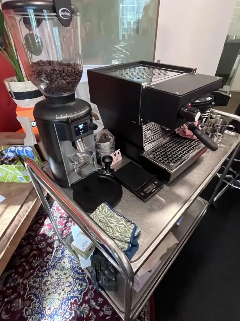 Mobiele opstelling met koffiemolen en espressomachine
