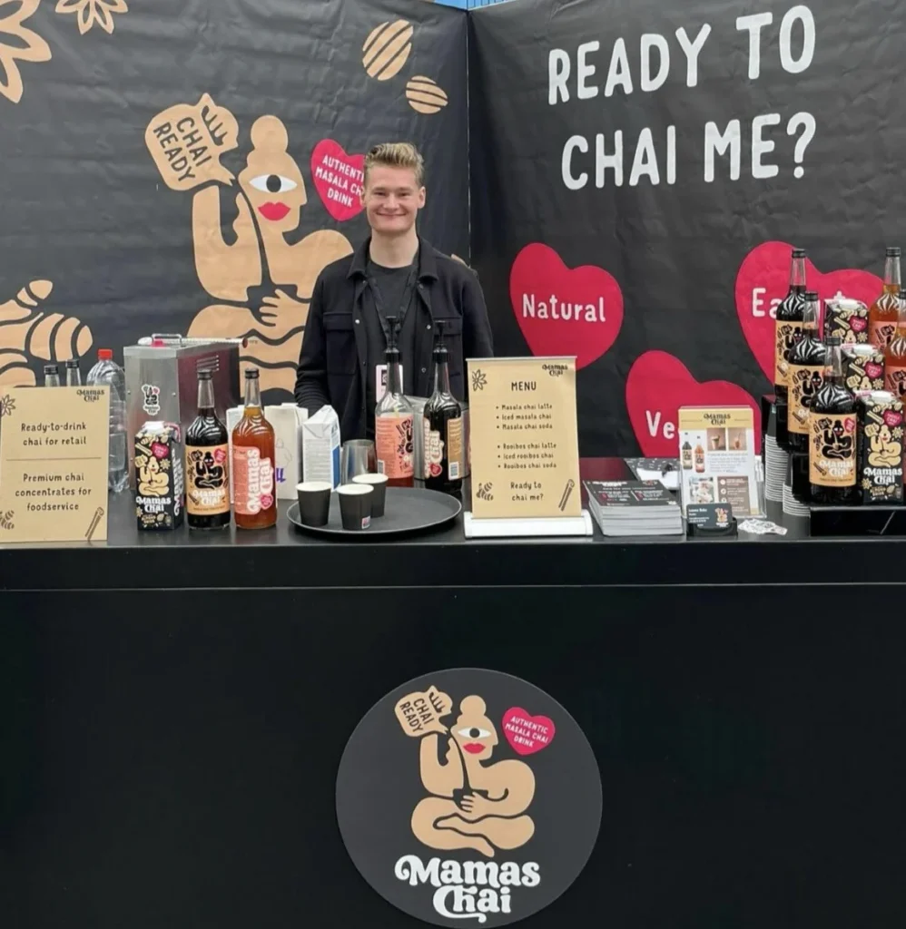 Jordy achter de stand van Mama’s Chai