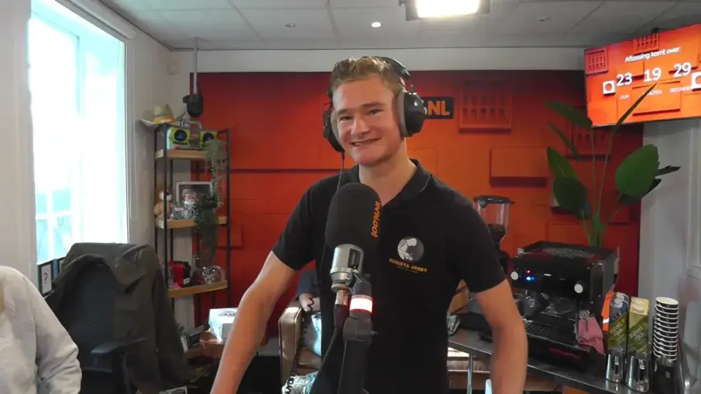 Jordy aan de microfoon in de studio van 100%NL